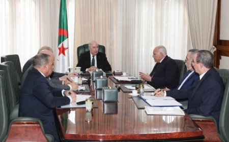 تبون يجتمع بقيادات الجيش الجزائري بالزي المدني بعد قرار نشر قوات في النيجر