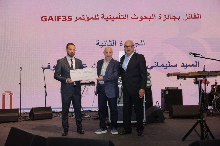 انور الشنطي الرئيس التنفيذي لترست العالمية يسلم جائزة غازي للسيد سليماني تقي الدين